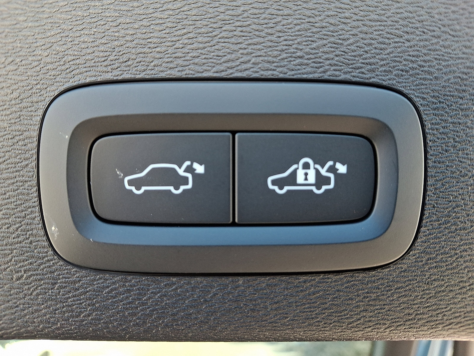 Certified 2024 Volvo C40 P8 Recharge Plus w/ Climate Package image 29