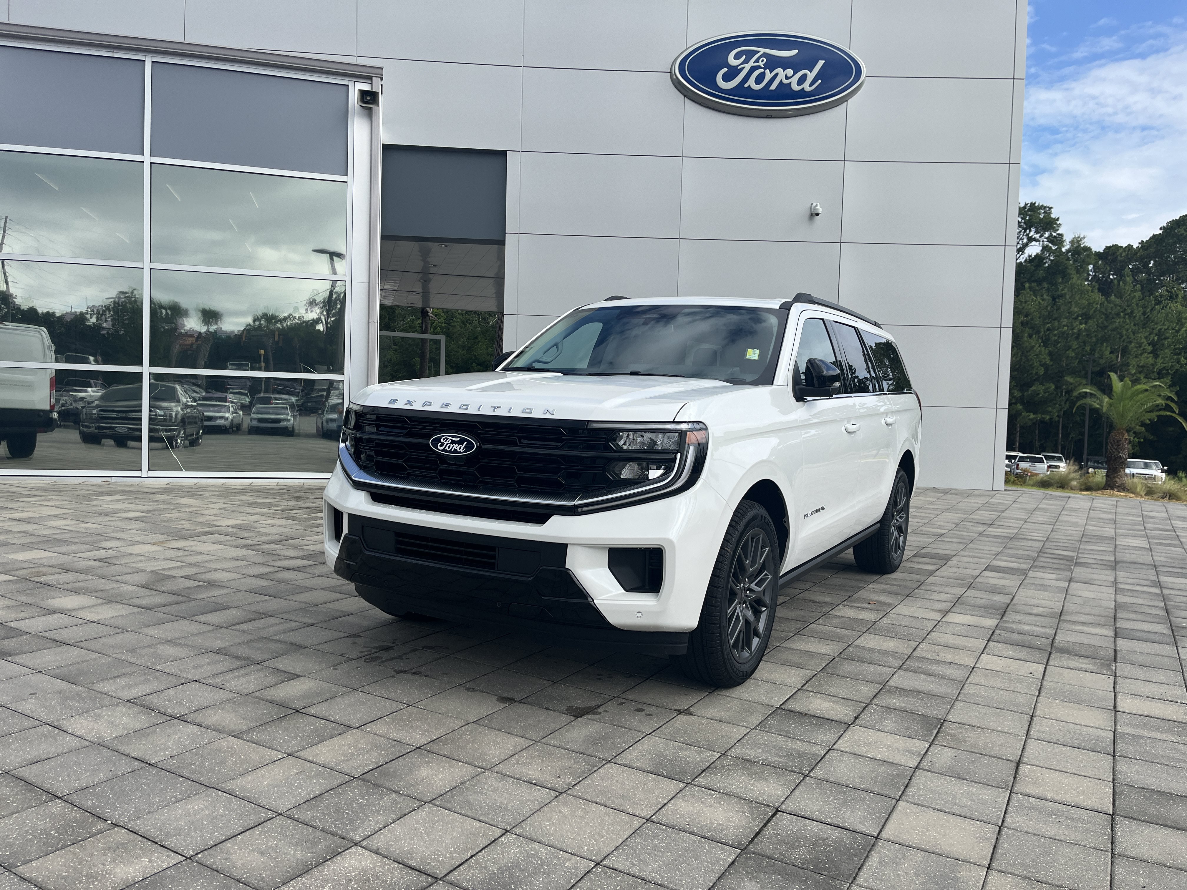 New 2027 Ford Expedition Max Platinum w/ Driver's Package RWD image 2