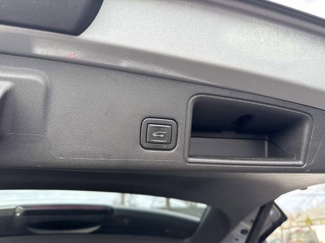 Used 2023 GMC Terrain SLT image 9