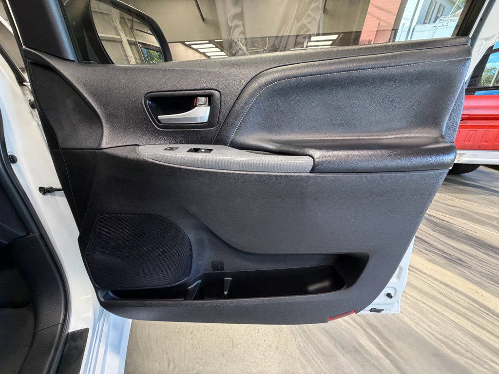 Used 2017 Toyota Sienna SE FWD image 41