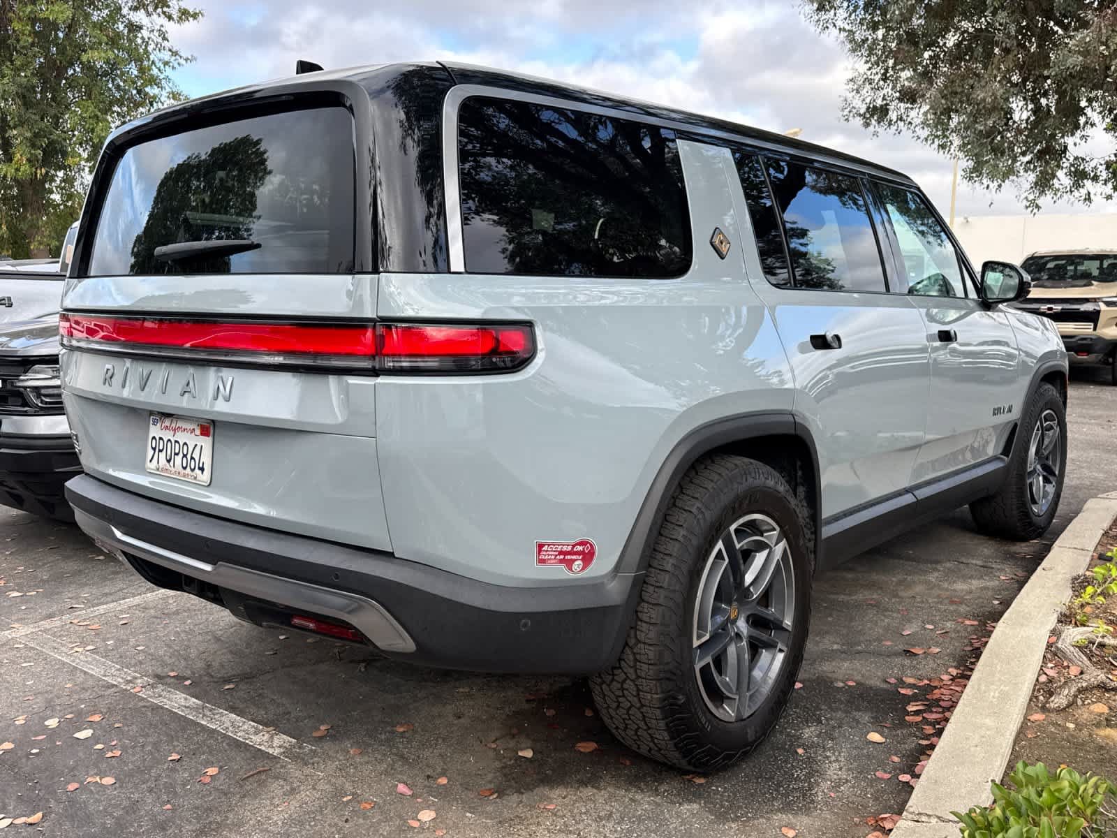 Used 2025 Rivian R1S Adventure AWD/4WD image 4