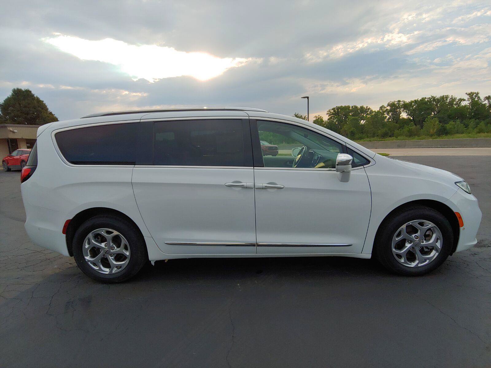 Used 2021 Chrysler Pacifica Limited w/ Premium & Safety Sphere Group AWD/4WD image 5