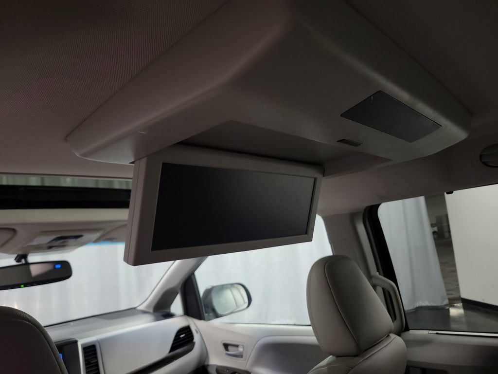 Used 2017 Toyota Sienna XLE Premium FWD image 29