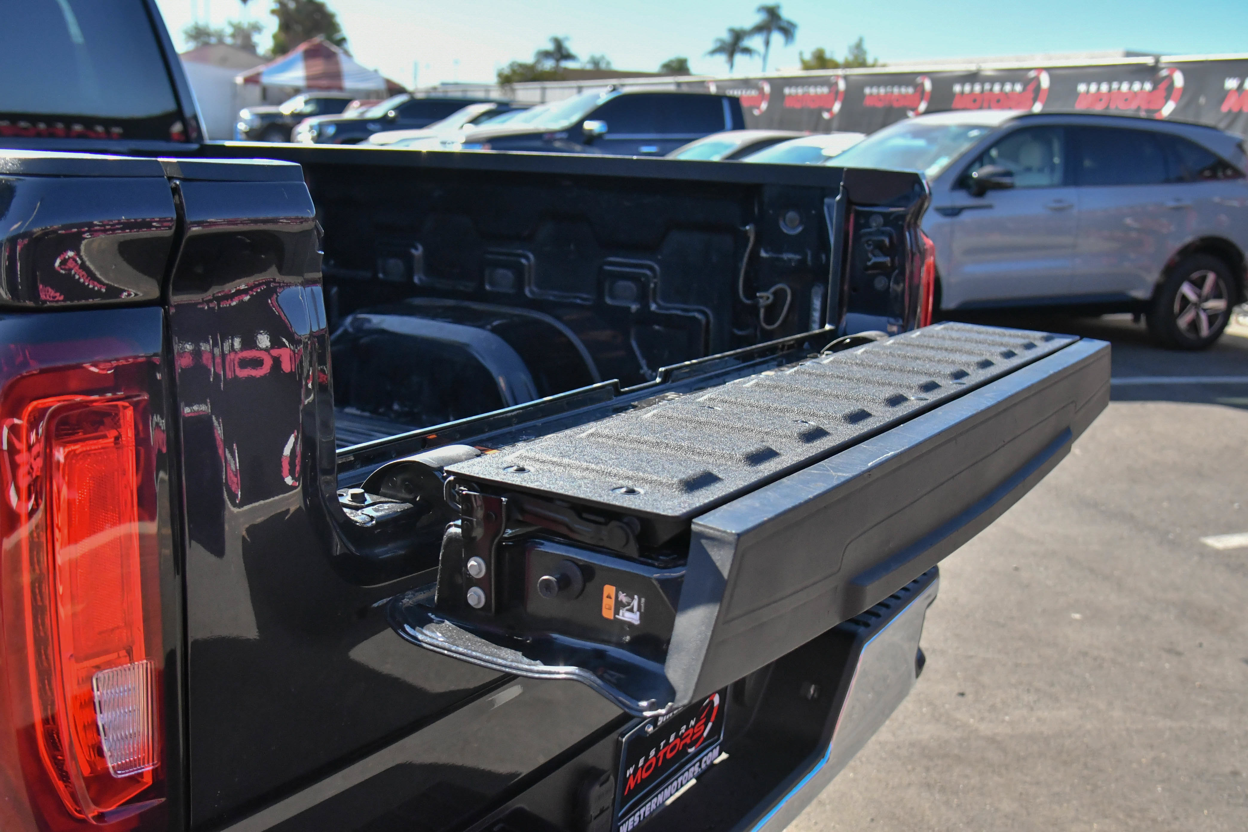 Used 2025 GMC Sierra 1500 SLT AWD/4WD image 44