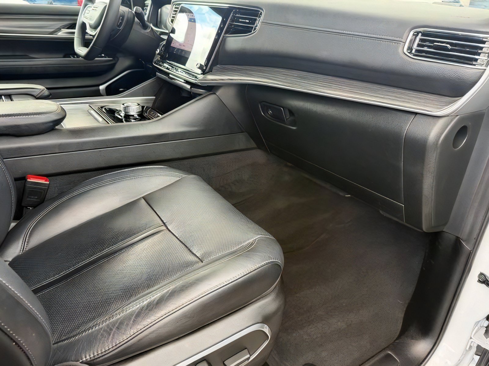 Used 2024 Jeep Wagoneer Series II w/ Flexible Seating Group RWD image 13