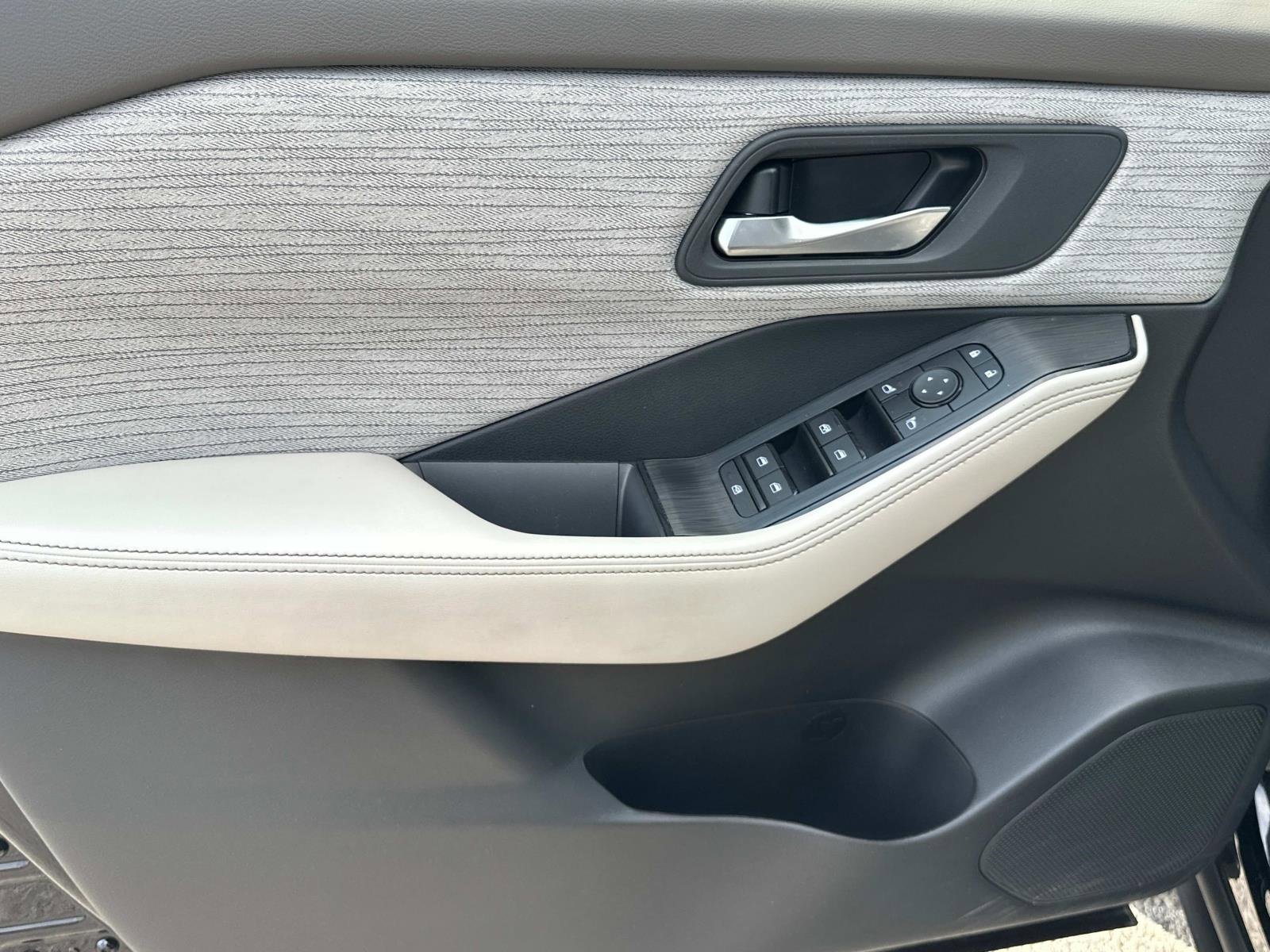 Used 2023 Nissan Rogue SV image 14