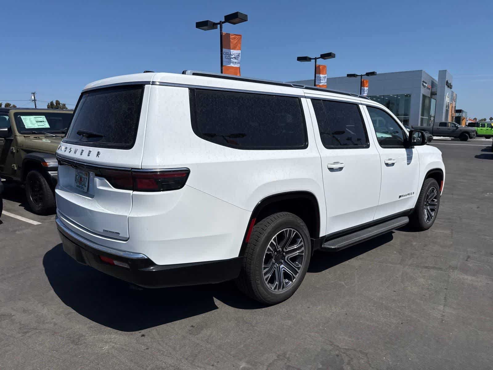 Used 2024 Jeep Wagoneer L Series II RWD image 14