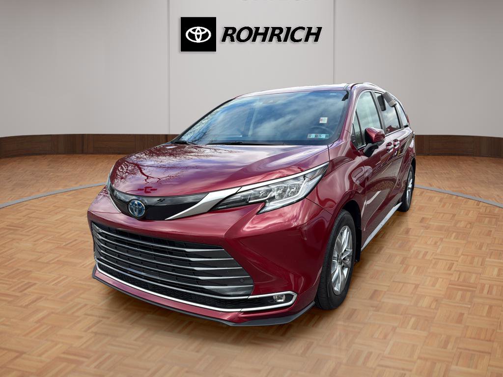Used 2023 Toyota Sienna Limited image 1
