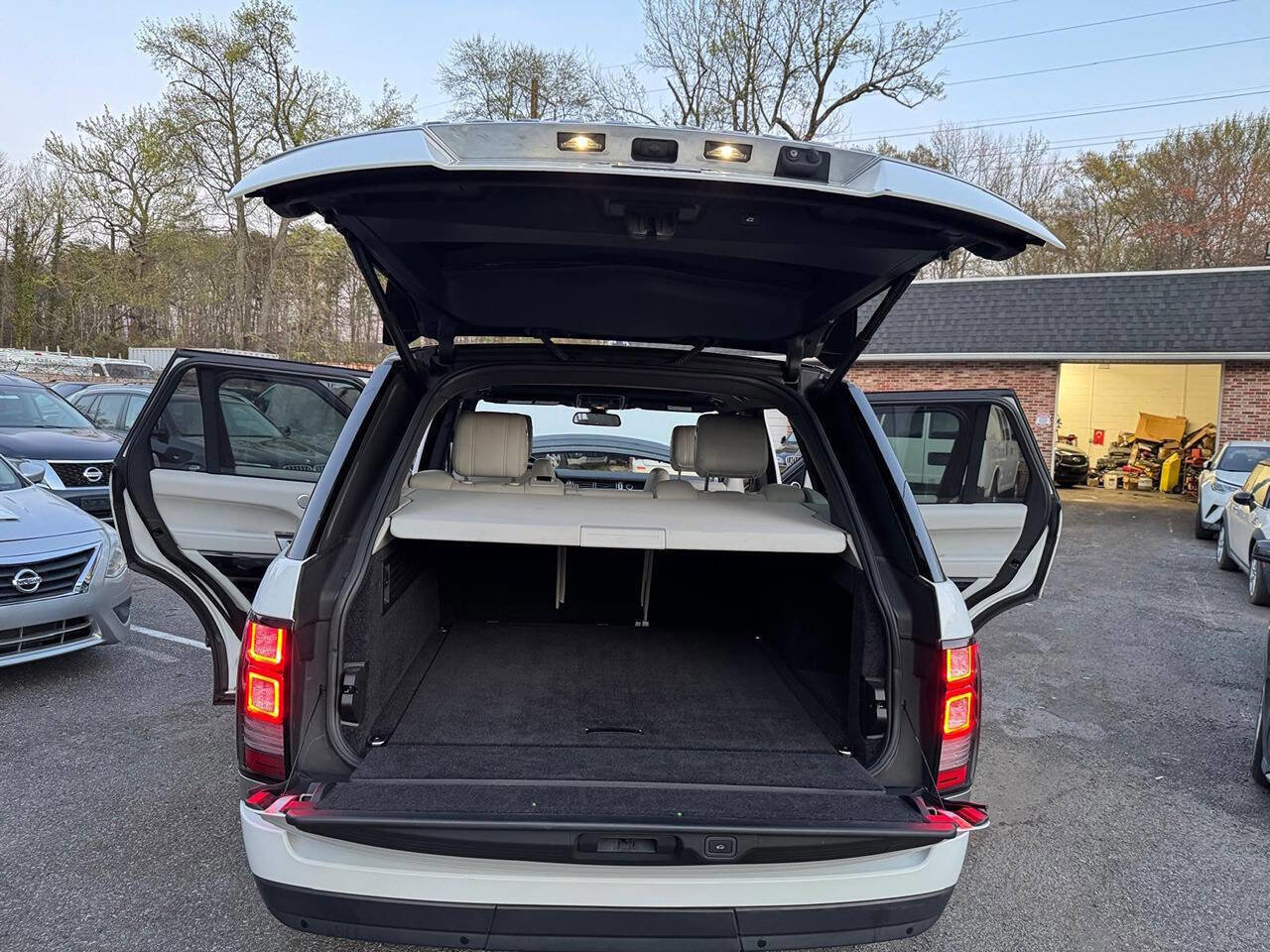 Used 2016 Land Rover Range Rover HSE image 8