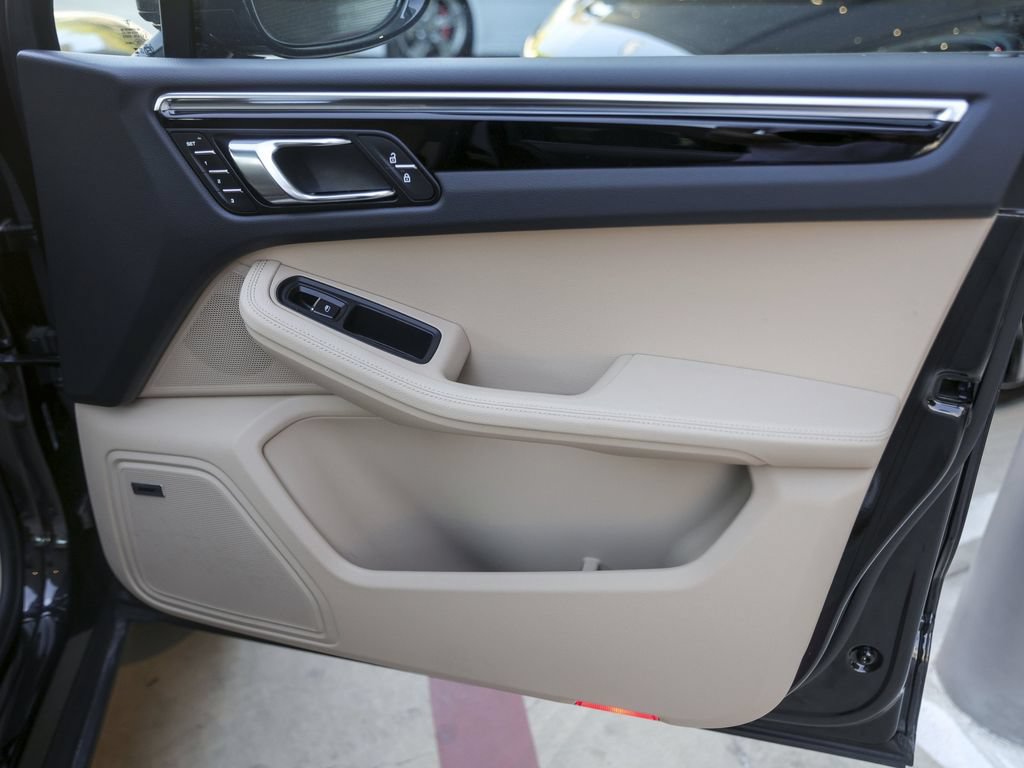 Certified 2026 Porsche Macan AWD/4WD image 35