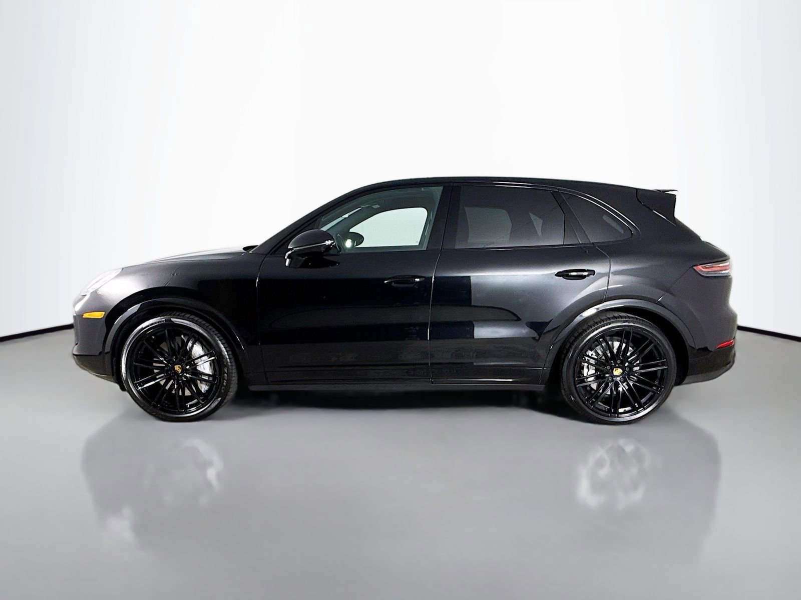 Used 2023 Porsche Cayenne Turbo image 4