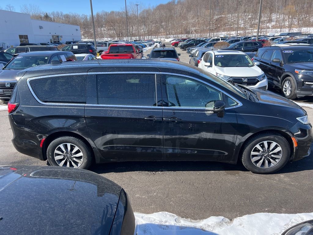 Used 2022 Chrysler Pacifica Touring-L w/ Uconnect Theater Family Group image 6