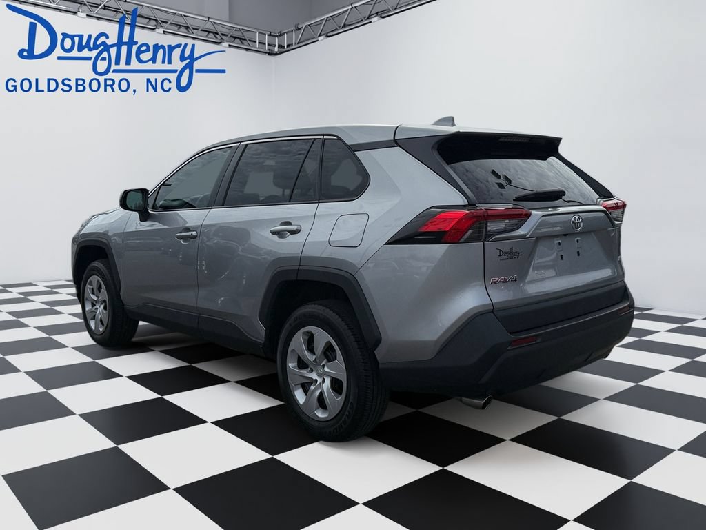 Used 2022 Toyota RAV4 LE FWD image 3
