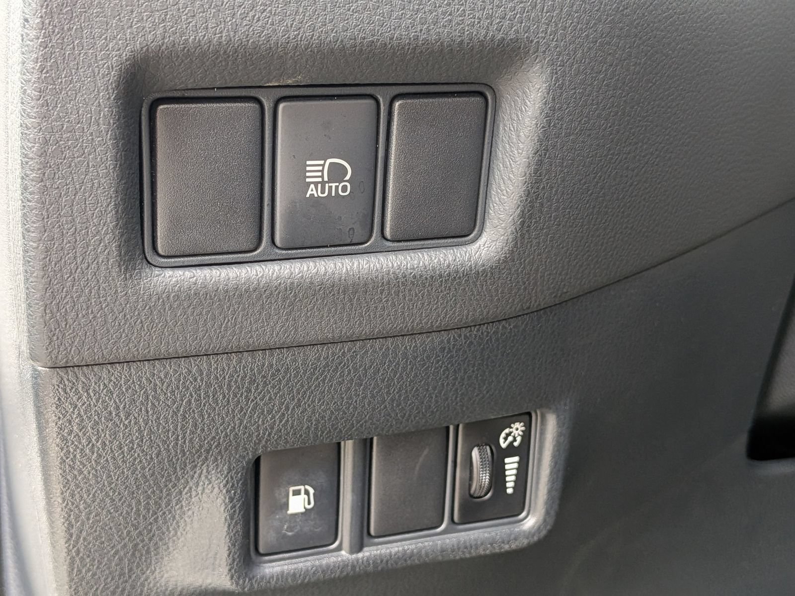 Used 2020 Toyota C-HR XLE FWD image 17