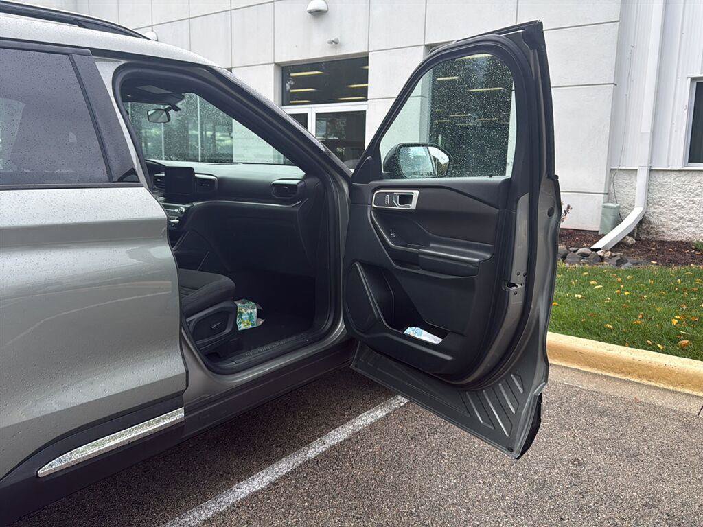 Used 2020 Ford Explorer XLT w/ Comfort Package AWD/4WD image 18