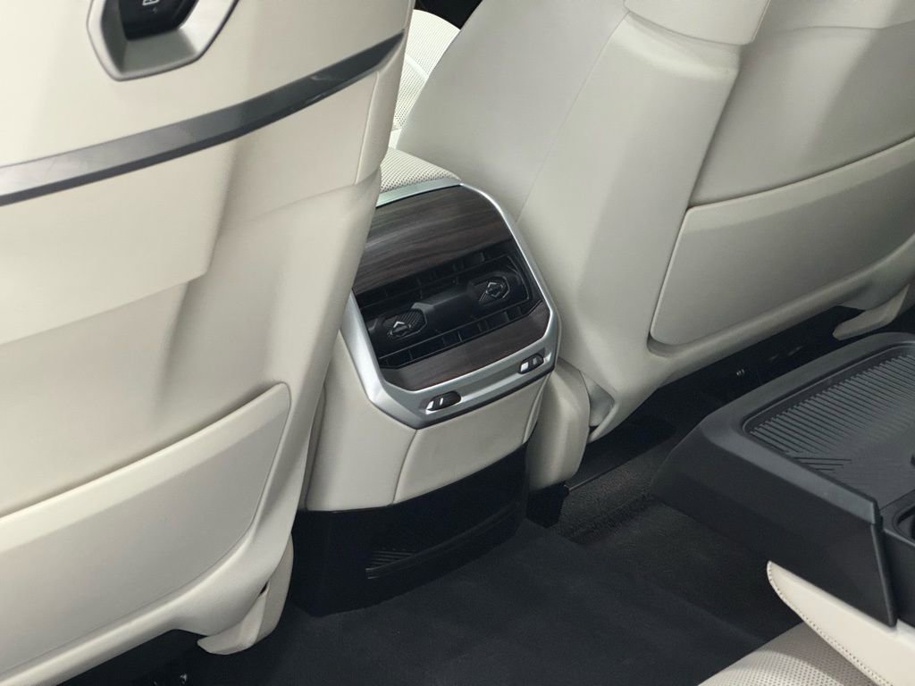 Used 2023 BMW 740i image 18