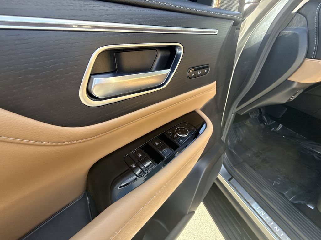 Used 2025 INFINITI QX80 Sensory AWD/4WD image 13
