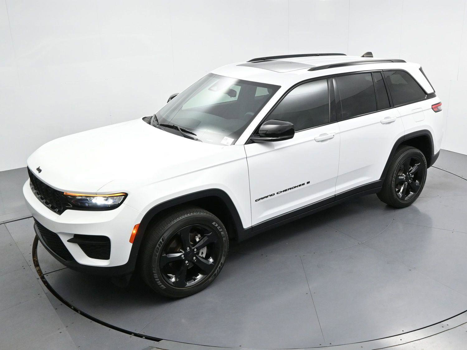 Used 2023 Jeep Grand Cherokee Altitude AWD/4WD image 34