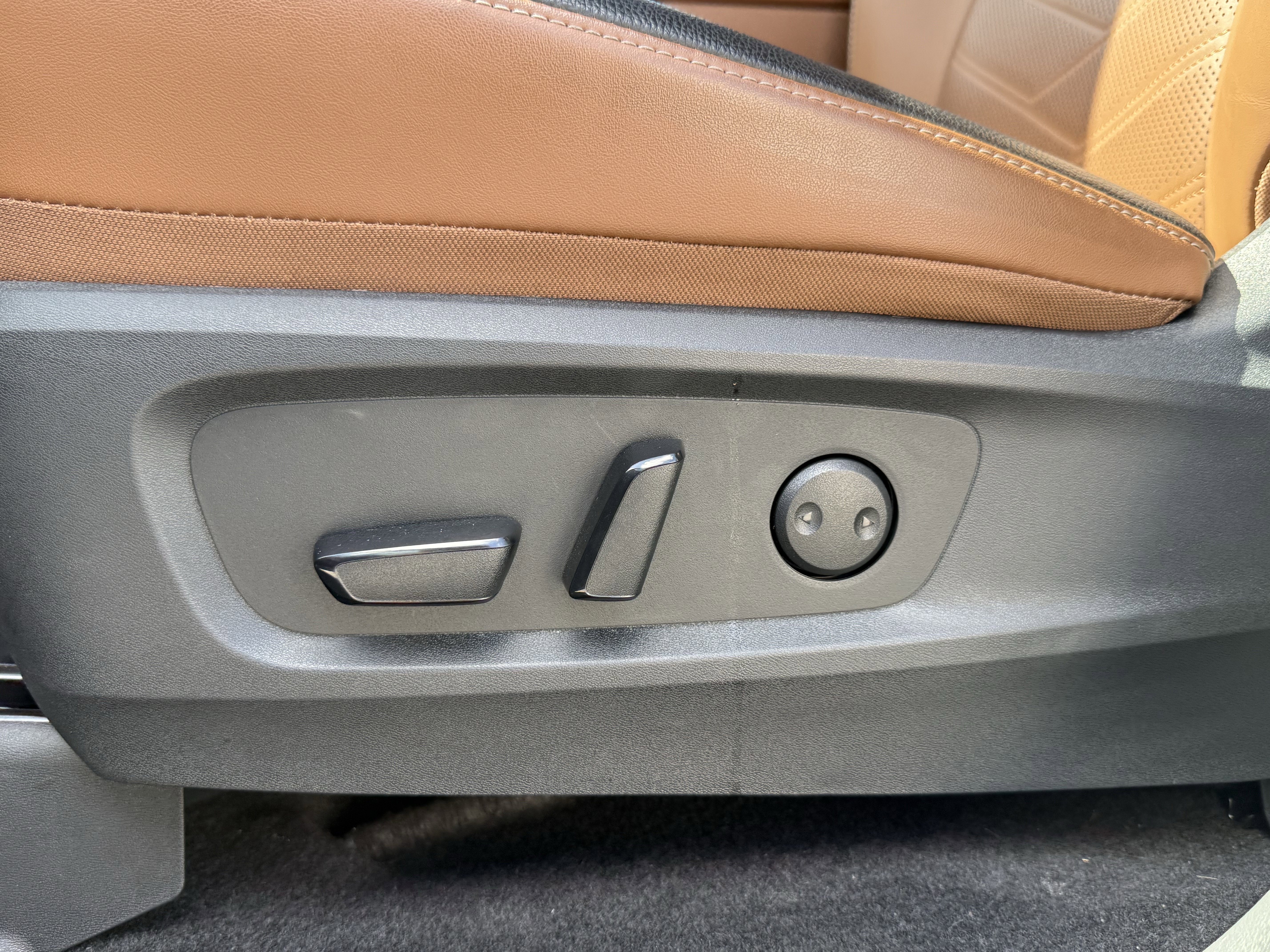Used 2025 Nissan Pathfinder Platinum w/ Cargo Package image 26