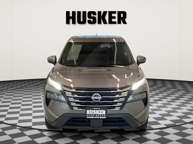 Used 2025 Nissan Rogue SV AWD/4WD image 3