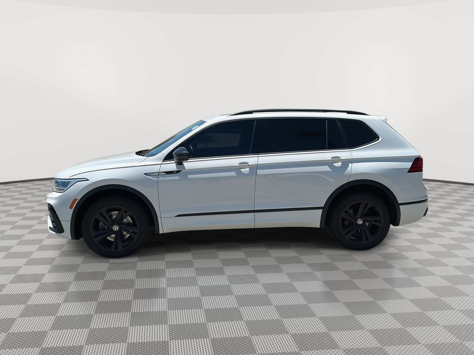 Used 2022 Volkswagen Tiguan SE R-Line AWD/4WD image 8