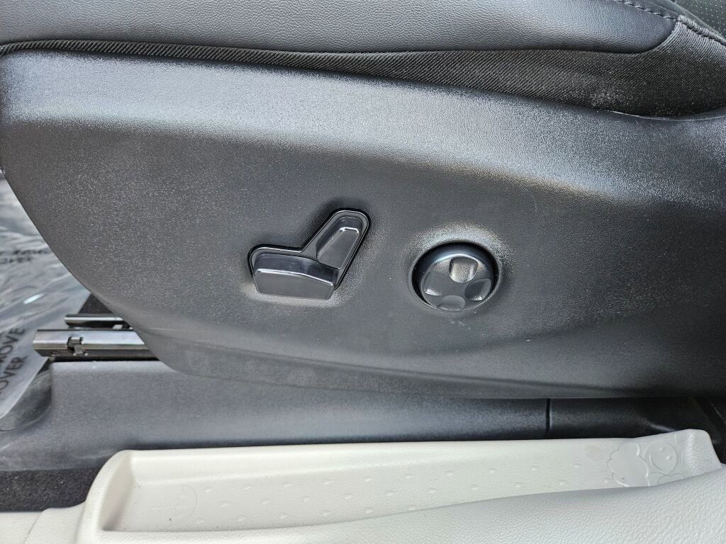 Used 2024 Chrysler Pacifica Touring-L image 21