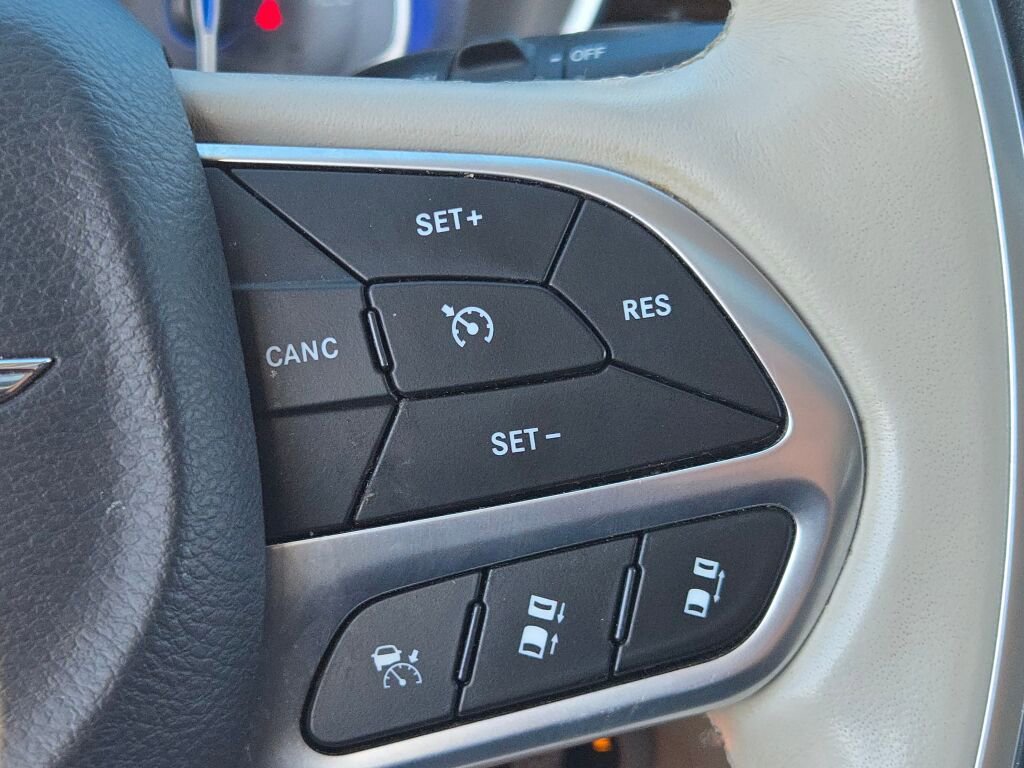 Used 2021 Chrysler Pacifica Limited w/ Uconnect Theater Family Group image 39