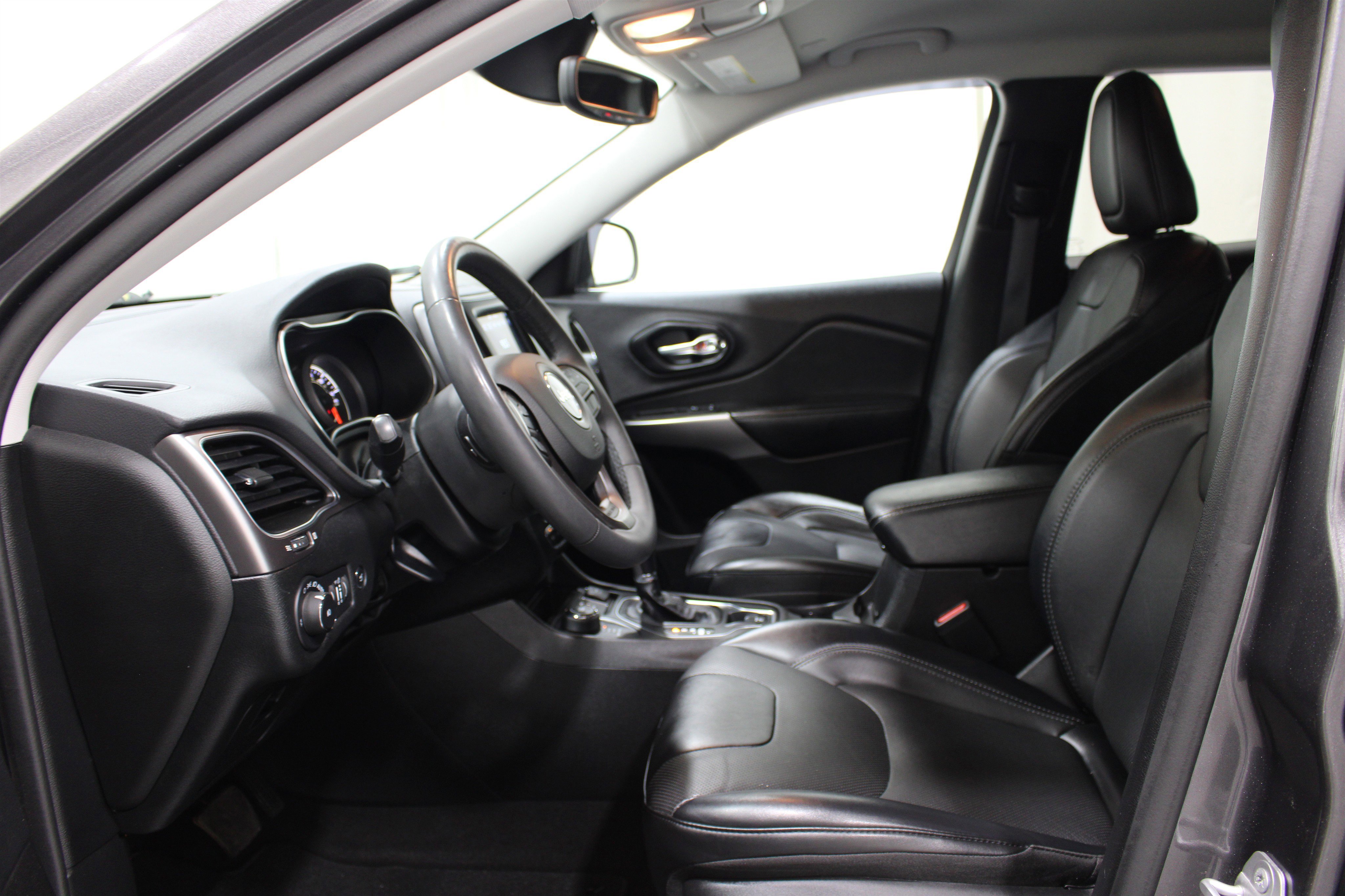Used 2022 Jeep Cherokee Latitude Lux image 3