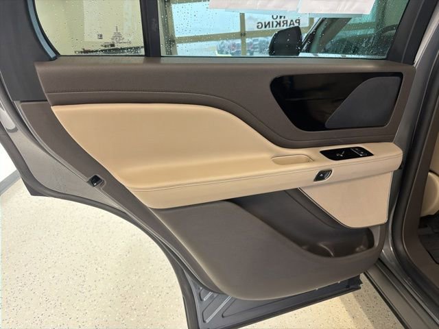 Used 2023 Lincoln Aviator AWD w/ Premium Package image 43
