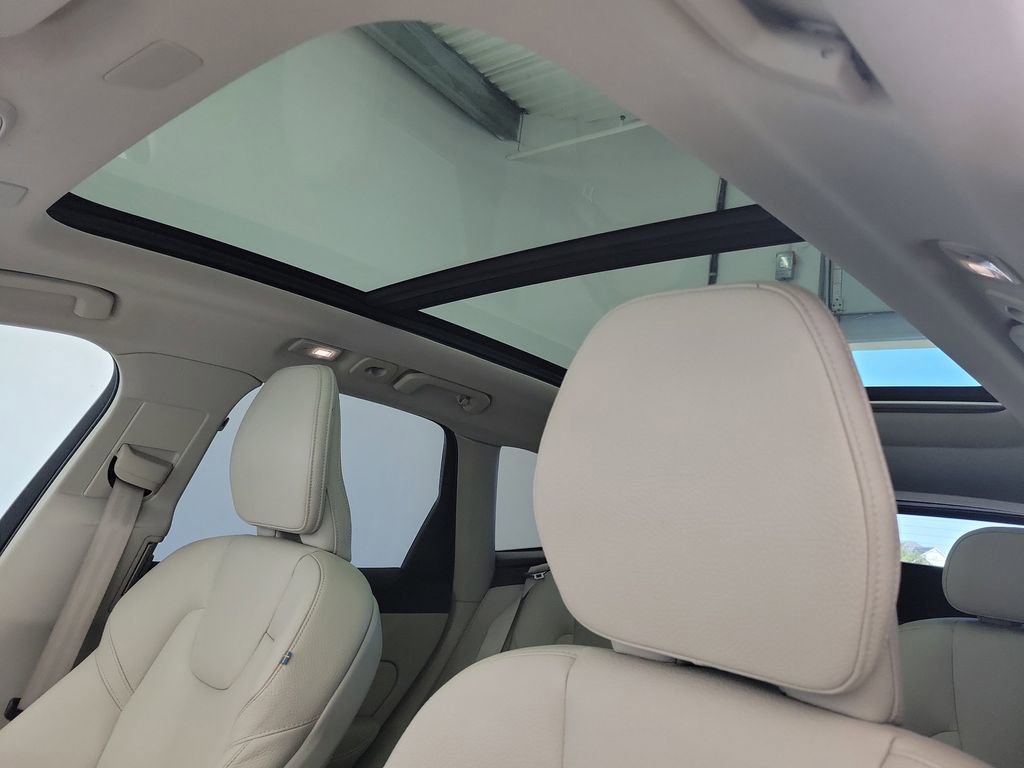 Used 2023 Volvo XC60 B5 Plus AWD/4WD image 19