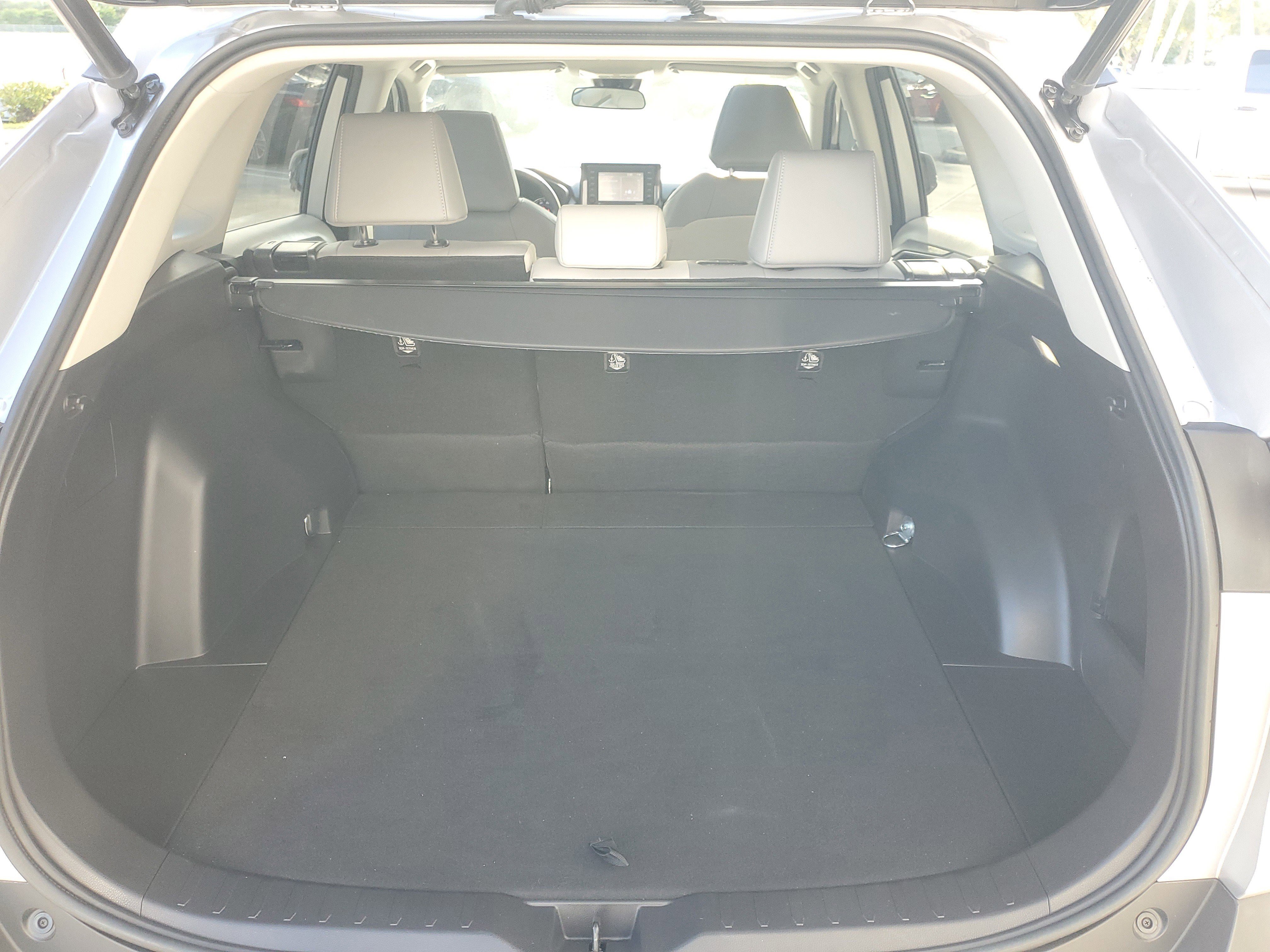 Used 2022 Toyota RAV4 XLE Premium image 11