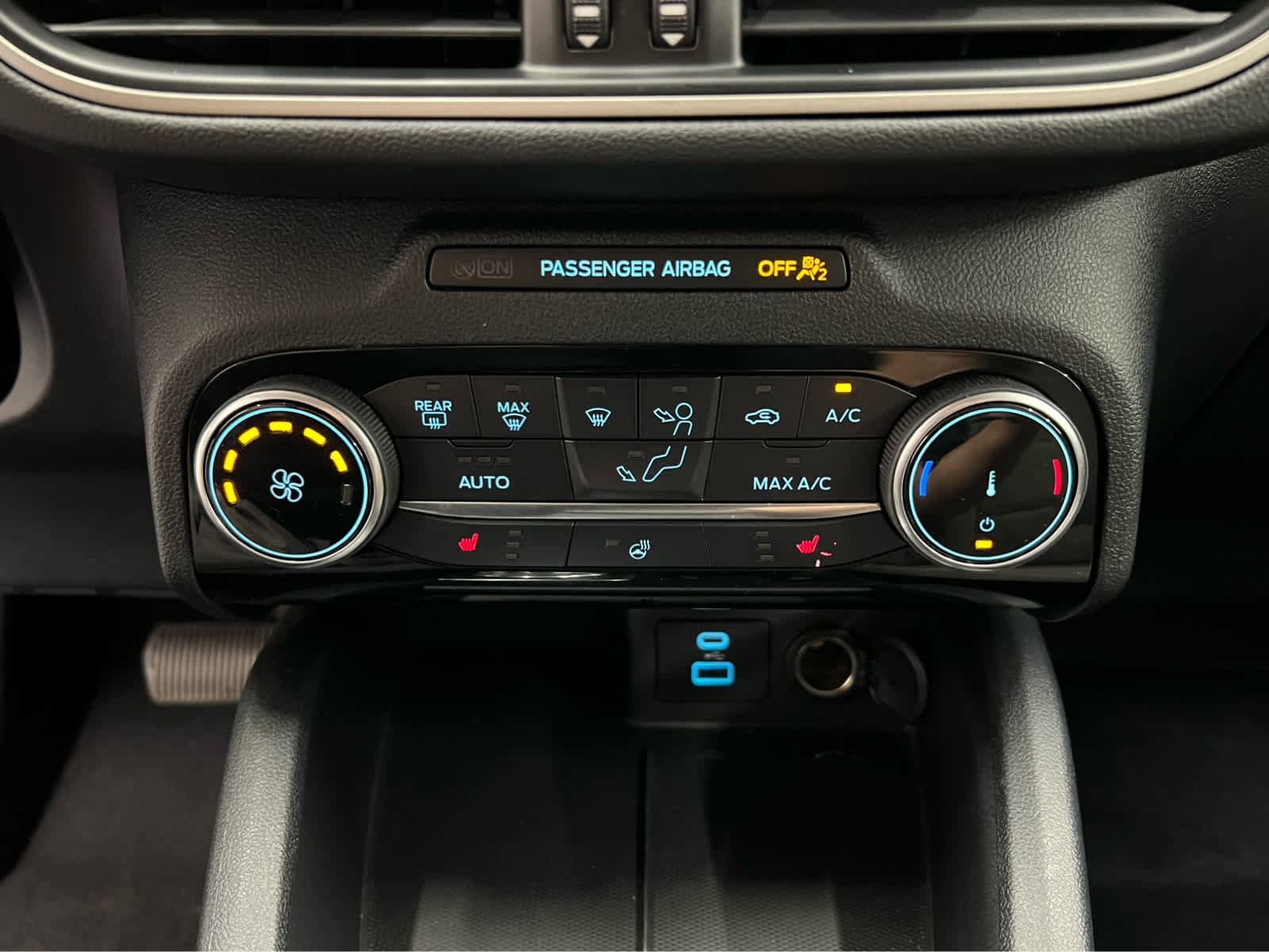 Used 2022 Ford Escape SE w/ Cold Weather Package image 29