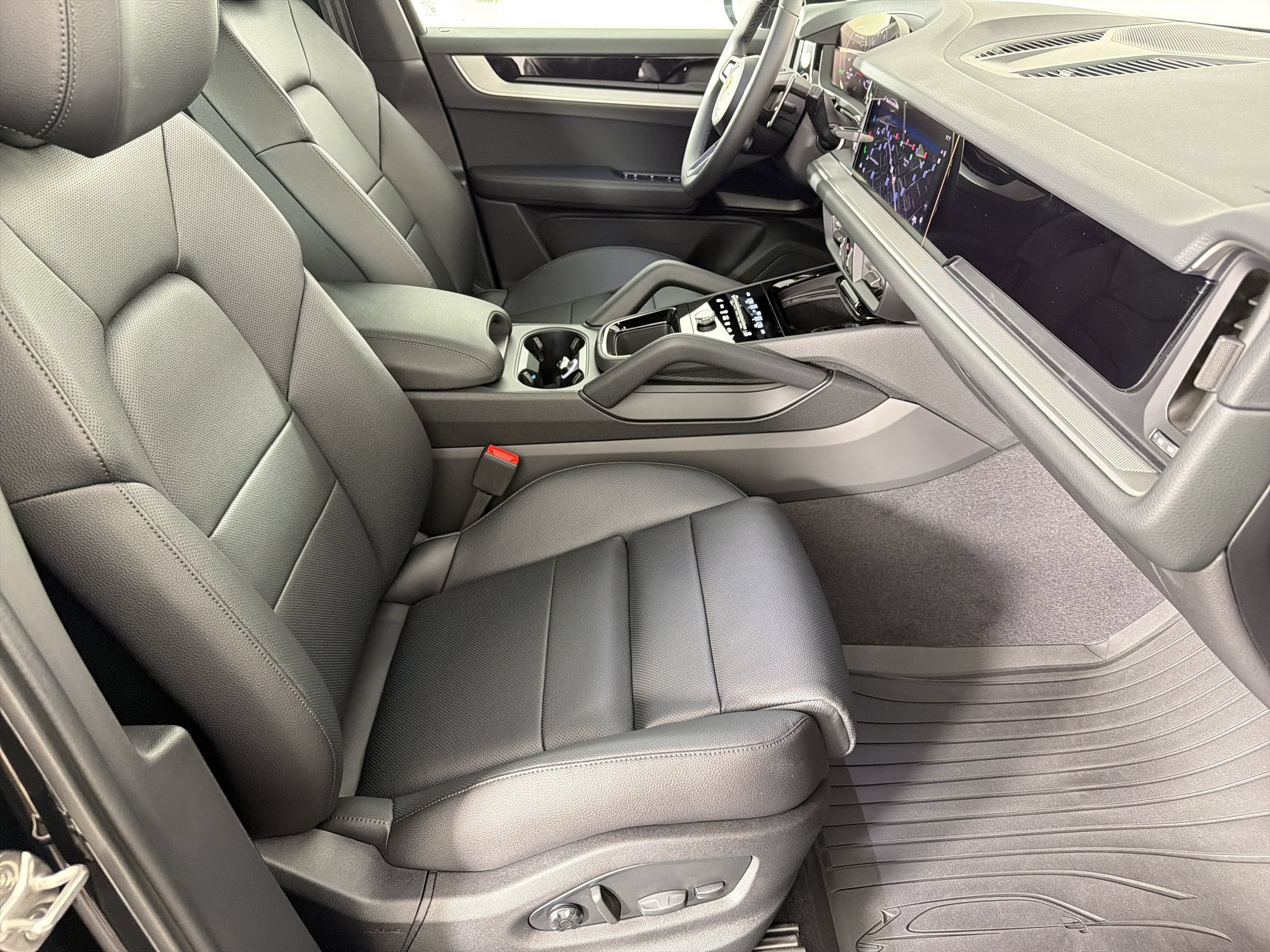 Used 2026 Porsche Cayenne AWD/4WD image 30