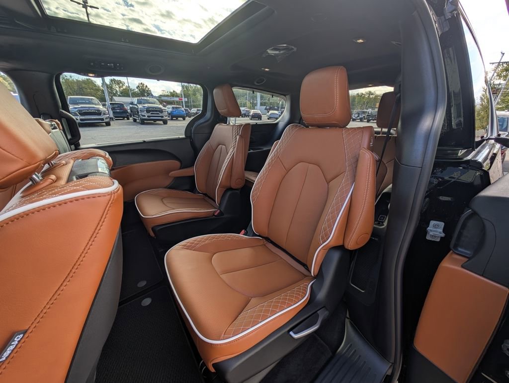 New 2026 Chrysler Pacifica Pinnacle w/ Trailer Tow Group image 15