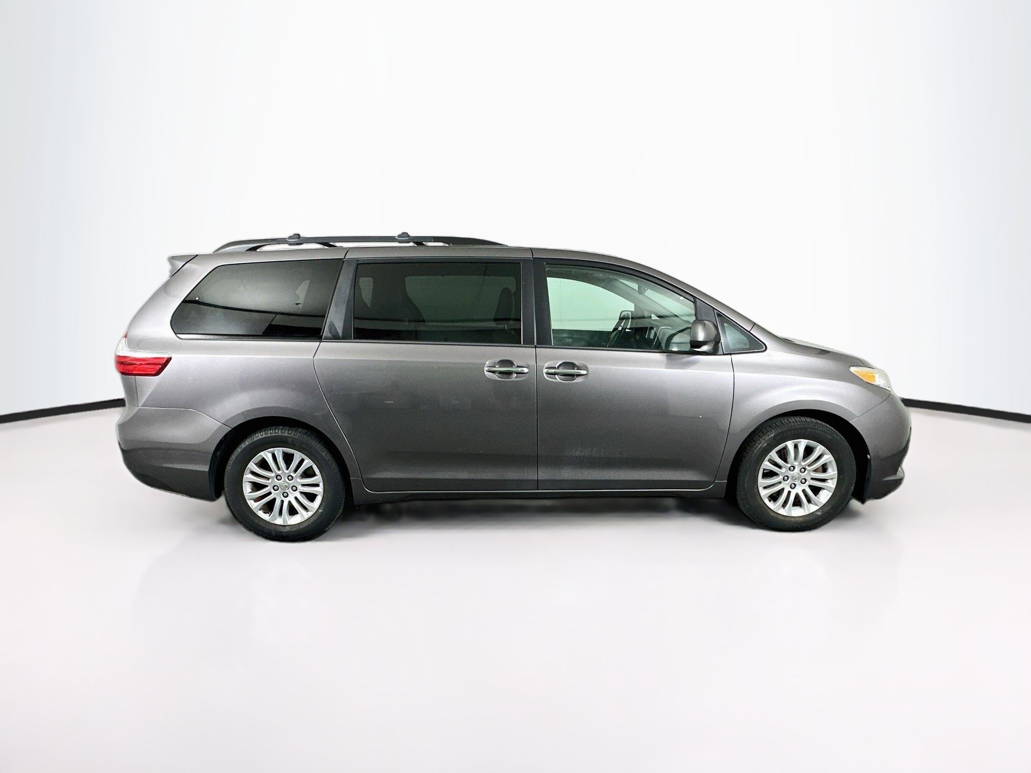 Used 2015 Toyota Sienna XLE w/ XLE Navigation Package FWD image 10