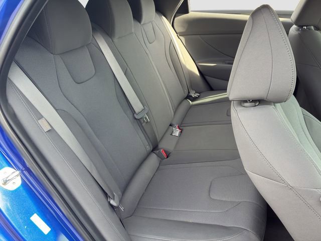 Used 2025 Hyundai Elantra SE image 18