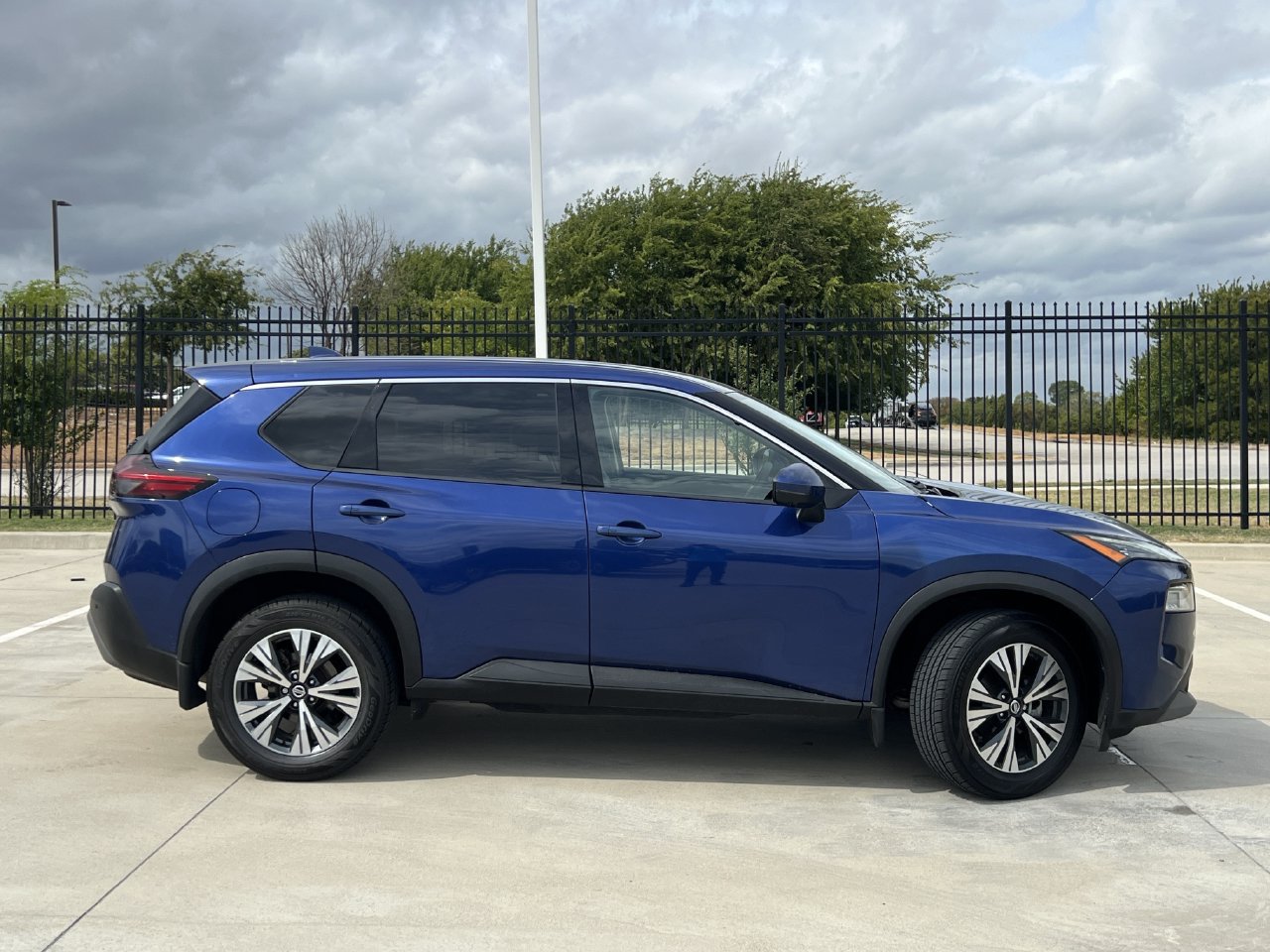Used 2021 Nissan Rogue SV AWD/4WD image 3