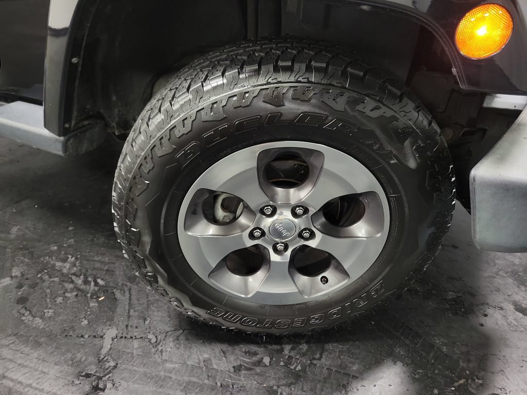 Used 2017 Jeep Wrangler Sahara w/ Connectivity Group AWD/4WD image 11