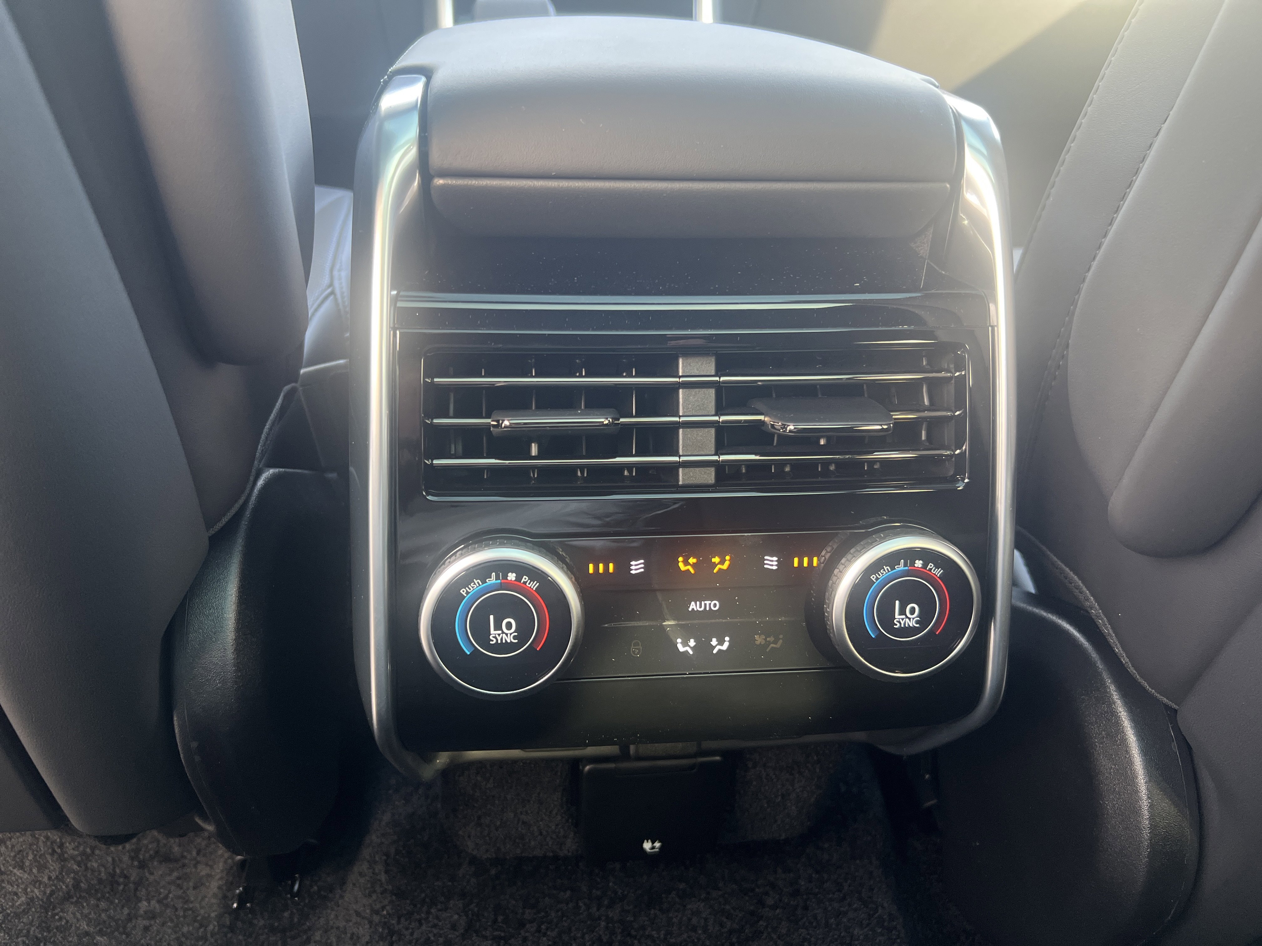 New 2025 Land Rover Range Rover Long Wheelbase SE image 28