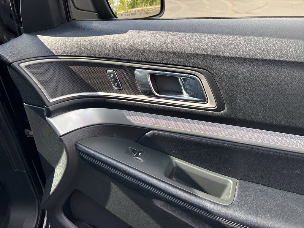 Used 2017 Ford Explorer XLT FWD image 40