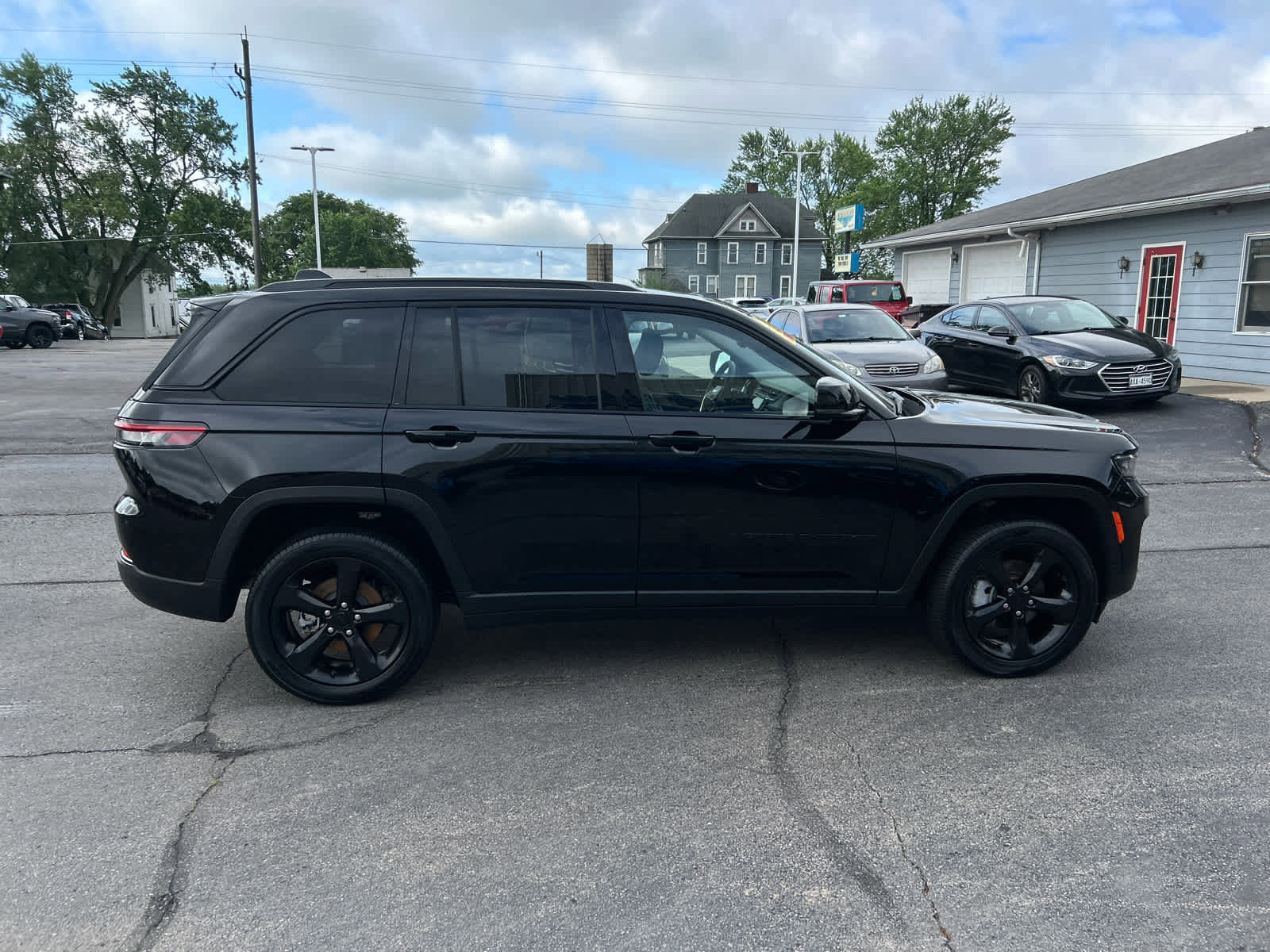 Used 2023 Jeep Grand Cherokee Limited w/ Luxury Tech Group II image 2