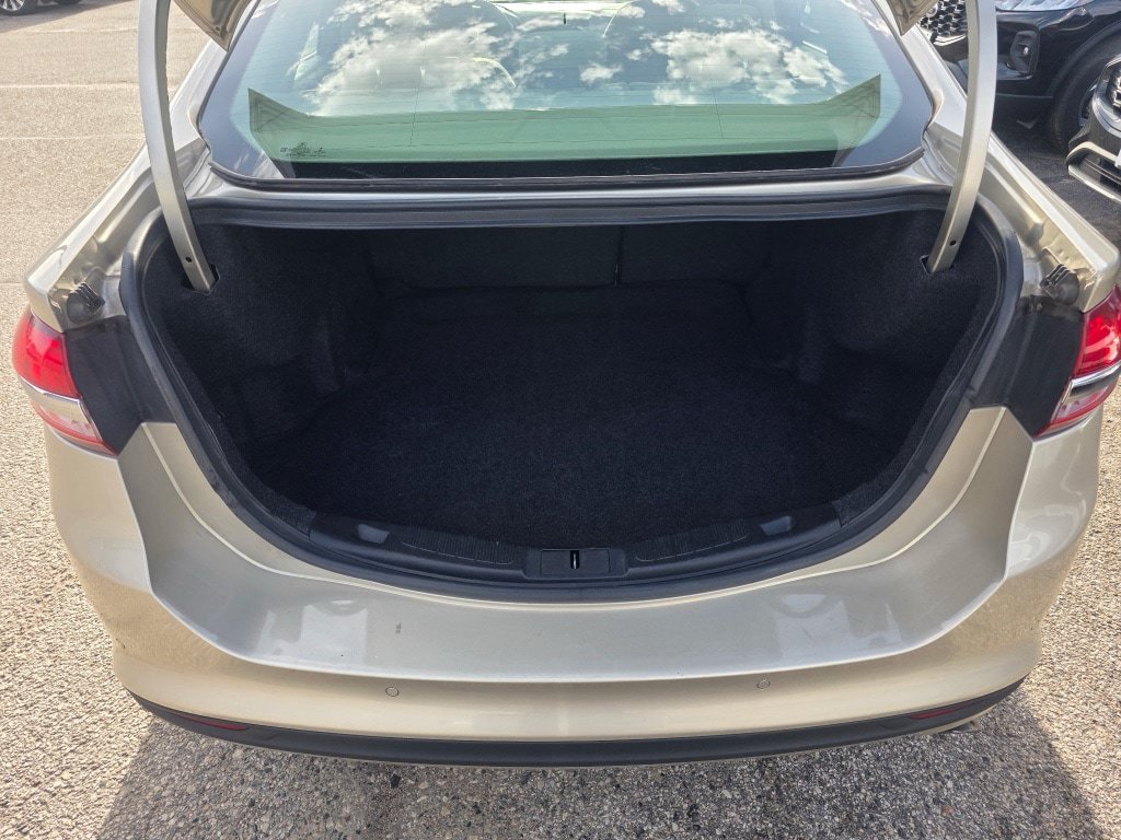 Used 2017 Ford Fusion SE FWD image 7