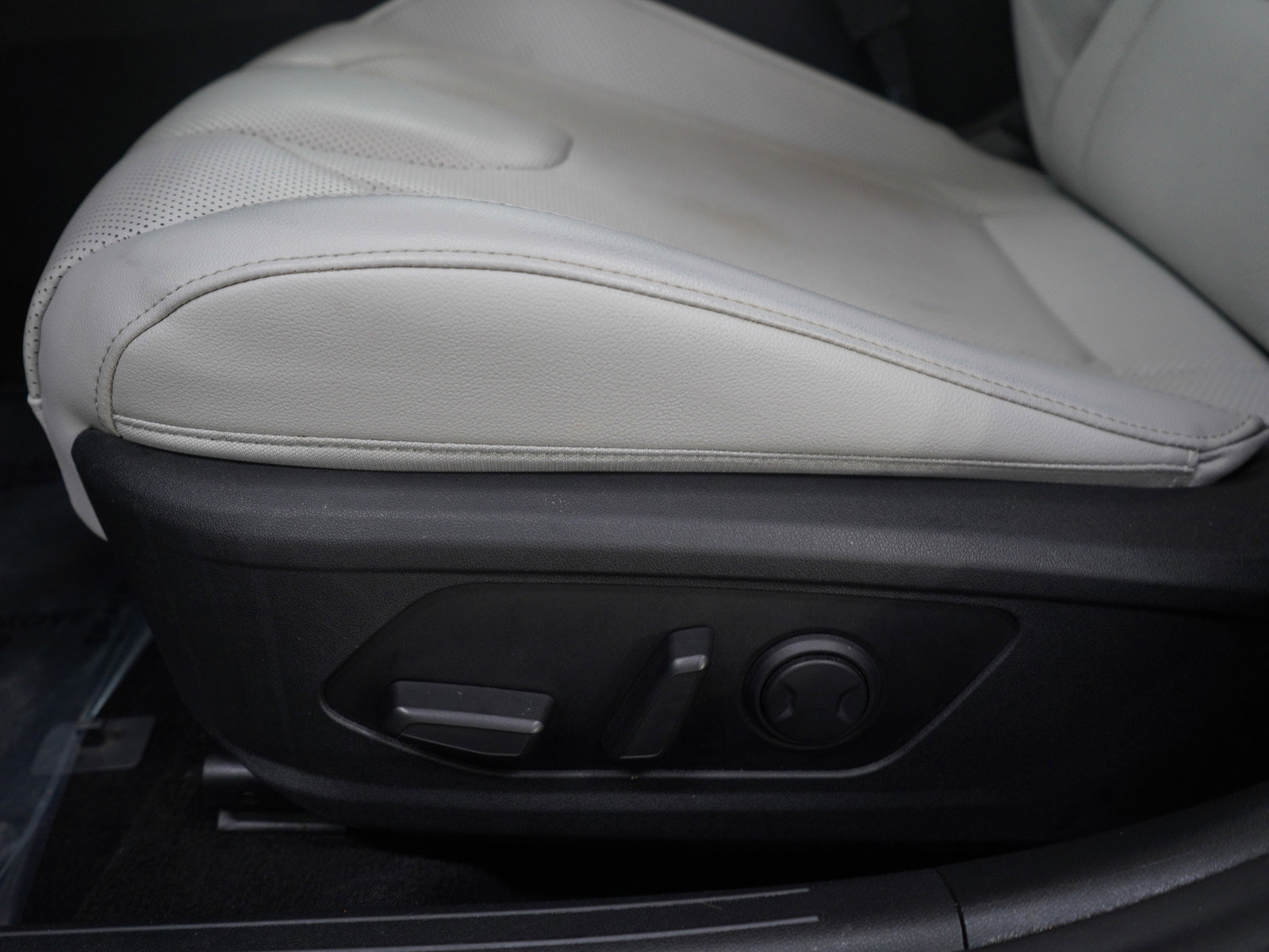 Used 2023 Hyundai Elantra Limited image 22