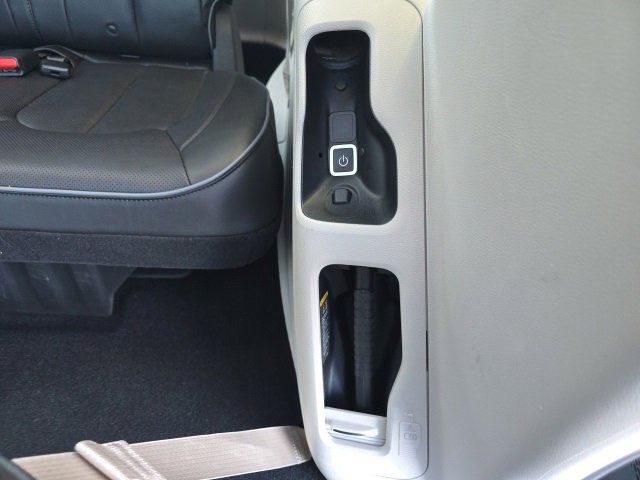 Used 2020 Chrysler Pacifica Limited image 25