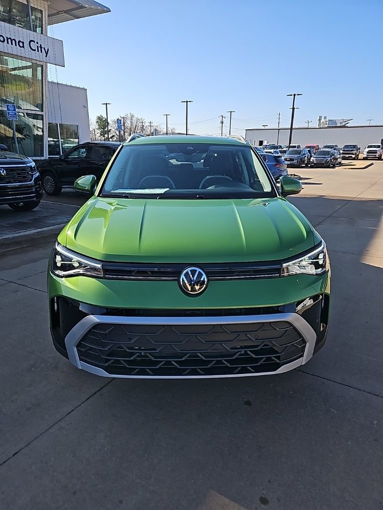 New 2026 Volkswagen Taos SE image 2
