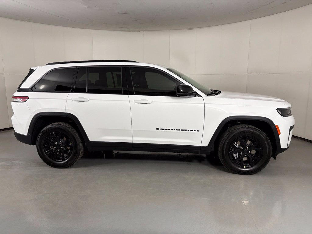New 2026 Jeep Grand Cherokee Altitude RWD image 9