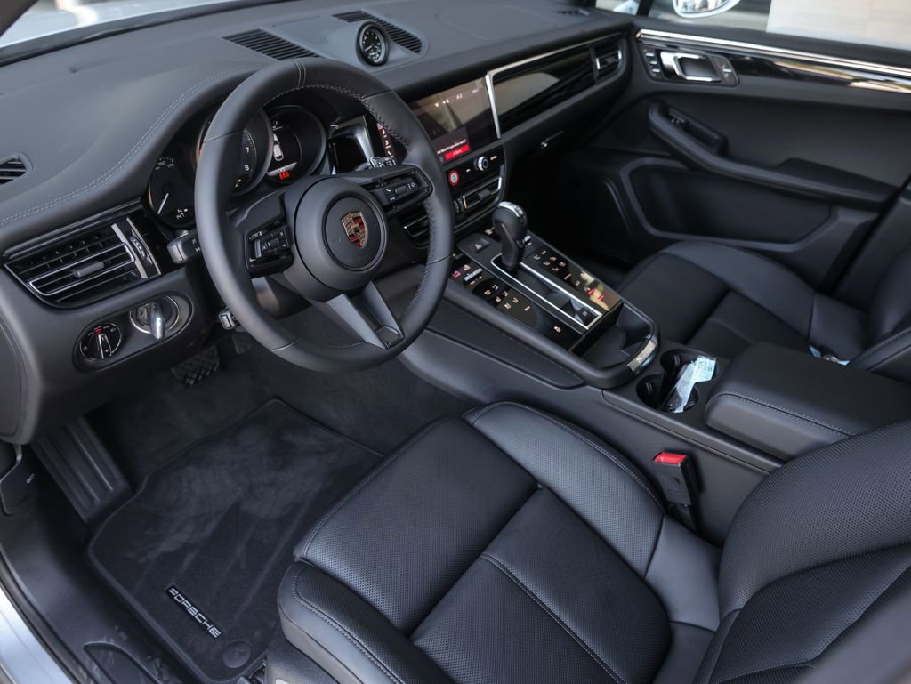 Certified 2025 Porsche Macan image 4