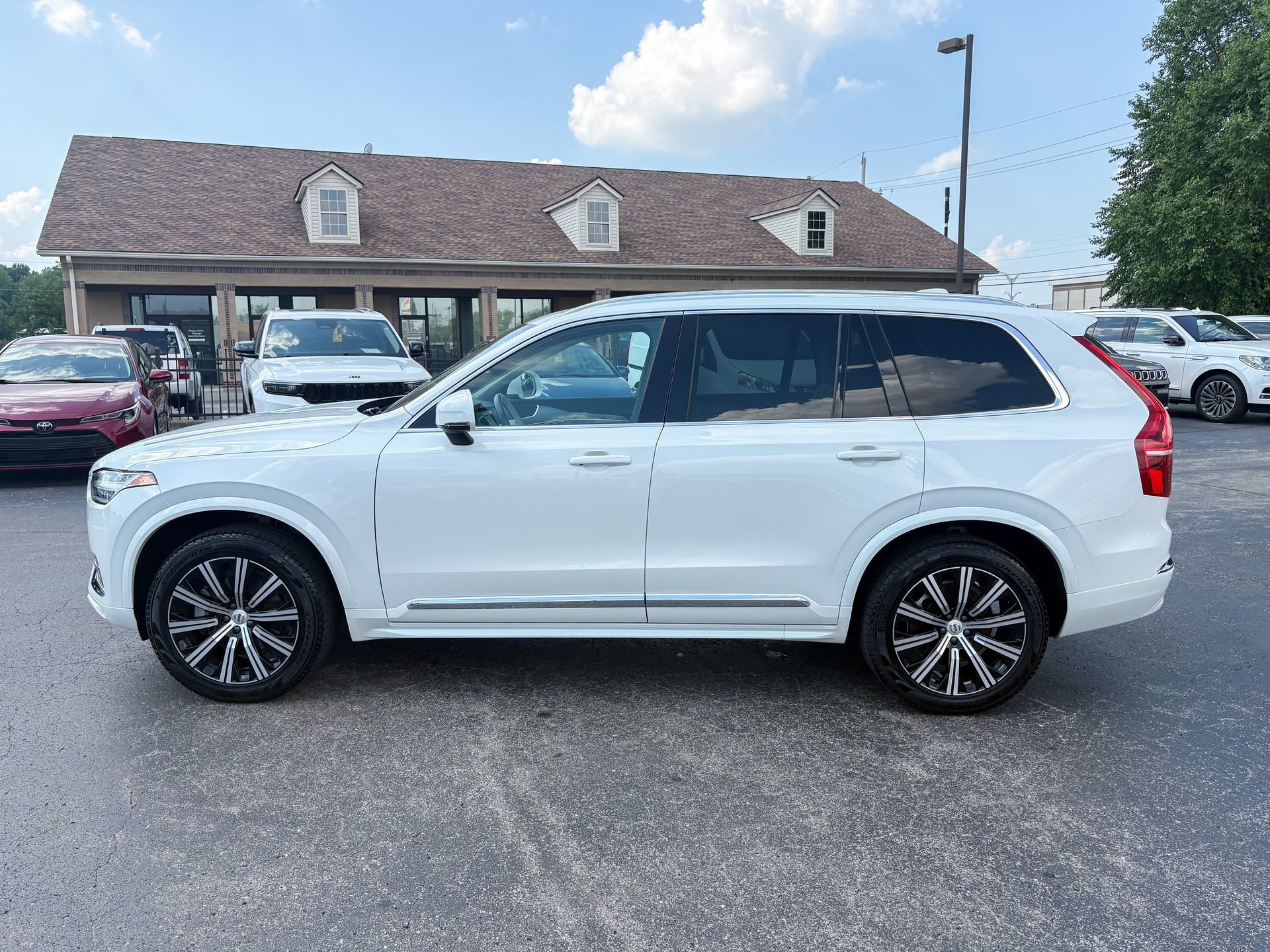 Used 2025 Volvo XC90 B5 Core AWD/4WD image 9