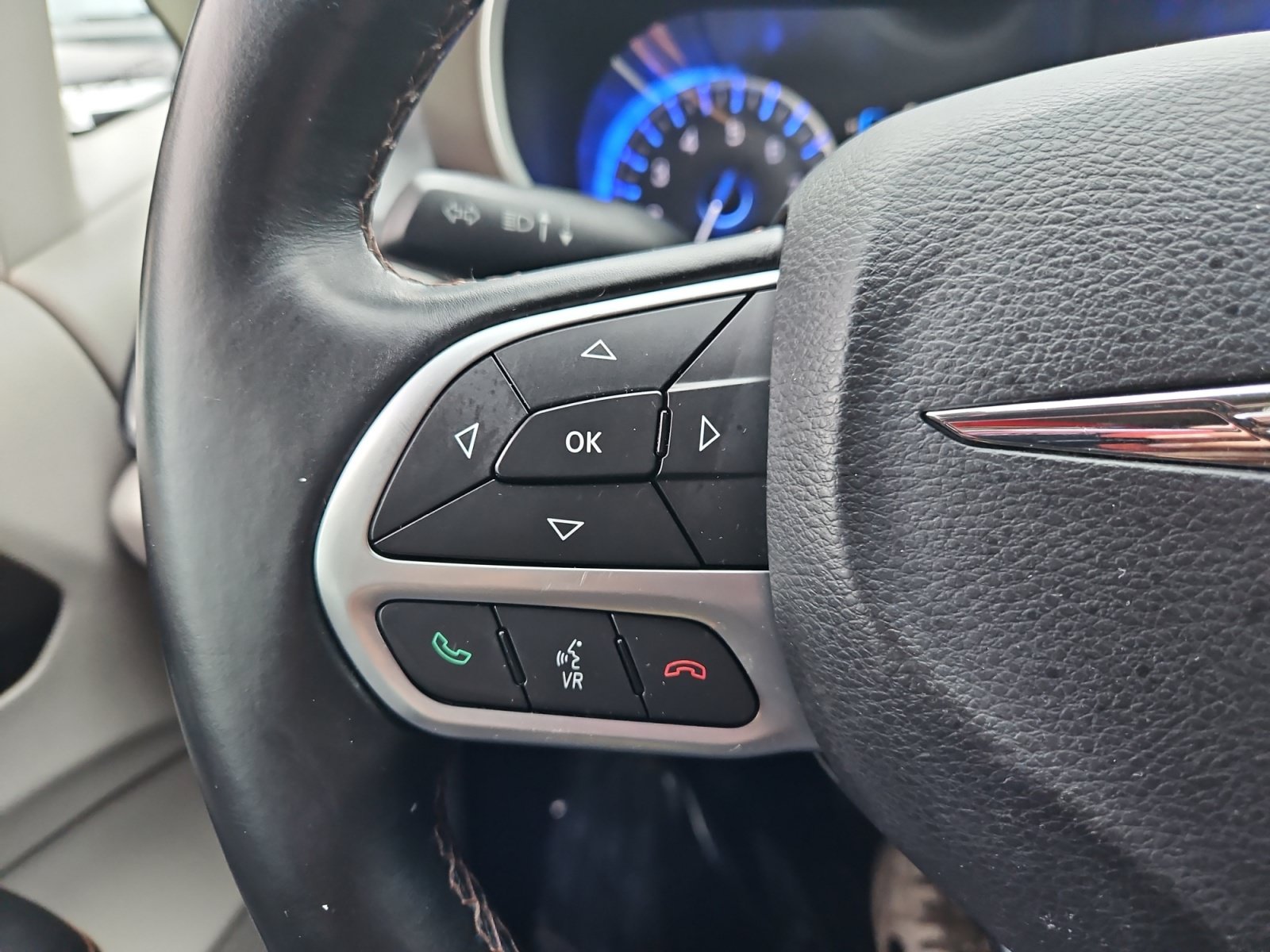 Used 2017 Chrysler Pacifica Touring-L FWD image 24
