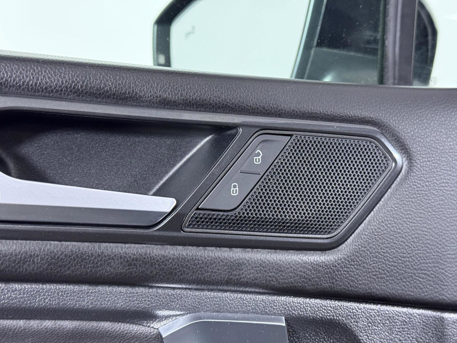 Used 2018 Volkswagen Tiguan SE w/ Panoramic Sunroof Package FWD image 20